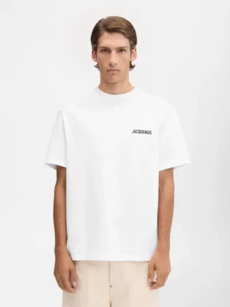 T-shirt med adressen Montaigne Kortärmad t-shirt med logotyp och adress – säljs exklusivt online och i vår butik i Paris T-shirt med adressen Montaigne Kortärmad t-shirt med logotyp och adress – säljs exklusivt online och i vår butik i Paris