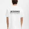 T-shirt med adressen Montaigne Kortärmad t-shirt med logotyp och adress – säljs exklusivt online och i vår butik i Paris T-shirt med adressen Montaigne Kortärmad t-shirt med logotyp och adress – säljs exklusivt online och i vår butik i Paris