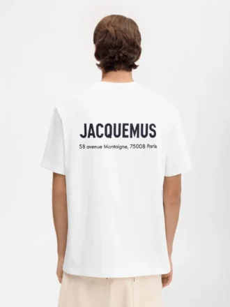 T-shirt med adressen Montaigne Kortärmad t-shirt med logotyp och adress – säljs exklusivt online och i vår butik i Paris T-shirt med adressen Montaigne Kortärmad t-shirt med logotyp och adress – säljs exklusivt online och i vår butik i Paris