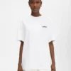 T-shirt med adressen Montaigne Kortärmad t-shirt med logotyp och adress – säljs exklusivt online och i vår butik i Paris T-shirt med adressen Montaigne Kortärmad t-shirt med logotyp och adress – säljs exklusivt online och i vår butik i Paris