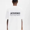 T-shirt med adressen Montaigne Kortärmad t-shirt med logotyp och adress – säljs exklusivt online och i vår butik i Paris T-shirt med adressen Montaigne Kortärmad t-shirt med logotyp och adress – säljs exklusivt online och i vår butik i Paris