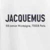 T-shirt med adressen Montaigne Kortärmad t-shirt med logotyp och adress – säljs exklusivt online och i vår butik i Paris T-shirt med adressen Montaigne Kortärmad t-shirt med logotyp och adress – säljs exklusivt online och i vår butik i Paris