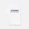 T-shirt med adressen Montaigne Kortärmad t-shirt med logotyp och adress – säljs exklusivt online och i vår butik i Paris T-shirt med adressen Montaigne Kortärmad t-shirt med logotyp och adress – säljs exklusivt online och i vår butik i Paris