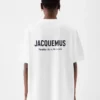 T-shirt med adressen till Bahamas Kortärmad t-shirt med logotyp och adress – säljs exklusivt online och i vår butik på Bahamas T-shirt med adressen till Bahamas Kortärmad t-shirt med logotyp och adress – säljs exklusivt online och i vår butik på Bahamas