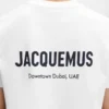 T-shirt med adressen till Dubai Kortärmad t-shirt med tryckt adress och logotyp T-shirt med adressen till Dubai Kortärmad t-shirt med tryckt adress och logotyp