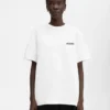 T-shirt med adressen till Dubai Kortärmad t-shirt med tryckt adress och logotyp T-shirt med adressen till Dubai Kortärmad t-shirt med tryckt adress och logotyp