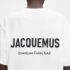 T-shirt med adressen till Dubai Kortärmad t-shirt med tryckt adress och logotyp T-shirt med adressen till Dubai Kortärmad t-shirt med tryckt adress och logotyp