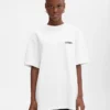 T-shirt med adressen till London Kortärmad t-shirt med logotyp och adress – säljs exklusivt online och i vår butik i London T-shirt med adressen till London Kortärmad t-shirt med logotyp och adress – säljs exklusivt online och i vår butik i London