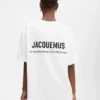 T-shirt med adressen till London Kortärmad t-shirt med logotyp och adress – säljs exklusivt online och i vår butik i London T-shirt med adressen till London Kortärmad t-shirt med logotyp och adress – säljs exklusivt online och i vår butik i London