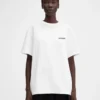 T-shirt med adressen till Los Angeles Kortärmad t-shirt med tryckt adress och logotyp – säljs exklusivt online och i vår butik i Los Angeles T-shirt med adressen till Los Angeles Kortärmad t-shirt med tryckt adress och logotyp – säljs exklusivt online och i vår butik i Los Angeles