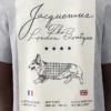 T-shirt med London Corgi-tryck Kortärmad t-shirt med logotyp – säljs exklusivt online och i vår butik i London T-shirt med London Corgi-tryck Kortärmad t-shirt med logotyp – säljs exklusivt online och i vår butik i London