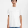 T-shirt med New York-adress Kortärmad t-shirt med logotyp och adress – säljs exklusivt online och i vår butik i New York T-shirt med New York-adress Kortärmad t-shirt med logotyp och adress – säljs exklusivt online och i vår butik i New York