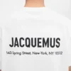 T-shirt med New York-adress Kortärmad t-shirt med logotyp och adress – säljs exklusivt online och i vår butik i New York T-shirt med New York-adress Kortärmad t-shirt med logotyp och adress – säljs exklusivt online och i vår butik i New York
