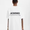 T-shirt med New York-adress Kortärmad t-shirt med logotyp och adress – säljs exklusivt online och i vår butik i New York T-shirt med New York-adress Kortärmad t-shirt med logotyp och adress – säljs exklusivt online och i vår butik i New York