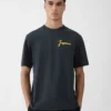 T-shirten NYC Cab Kortärmad logot-shirt – säljs exklusivt online och i vår butik i New York T-shirten NYC Cab Kortärmad logot-shirt – säljs exklusivt online och i vår butik i New York